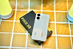 Le Xiaomi Poco X8 offre une grande autonomie, est robuste et ne craint pas l’eau non plus.