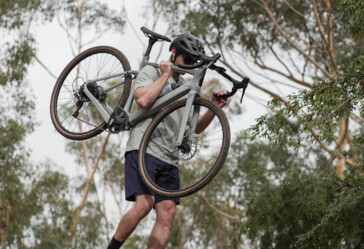 Le cadre en carbone du Ride1Up CF Racer1 en fait un vélo plutôt léger pour les moments où vous devez le porter pour monter un escalier ou franchir un obstacle difficile. (Image source:Ride1Up)