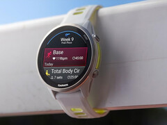 La Forerunner 970 avec sa combinaison de couleurs Whitestone et Translucent Amp Yellow. (Source de l&#039;image : Garmin)