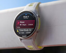 La Forerunner 970 avec sa combinaison de couleurs Whitestone et Translucent Amp Yellow. (Source de l'image : Garmin)