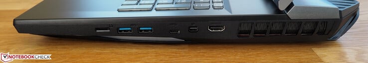 Côté droit : lecteur micro SD, USB A 3.1 Gen2, USB C 3.1 Gen2, Mini DisplayPort 1.4, HDMI 2.0