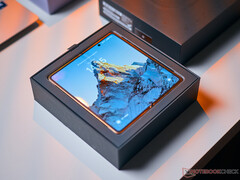 Le Magic V6 de Honor ne peut pas cacher complètement le pli interne de son écran lorsqu'il est observé sous des angles obliques.