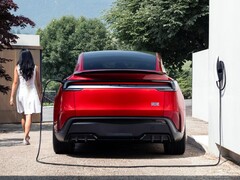 La Model Y Performance en train de se recharger sur un boîtier domestique. (Source de l'image : Tesla)