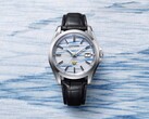 La montre Citizen AQ4090-08A est présentée sur un fond de papier washi indigo, ce qui met en valeur le motif bleu vaporeux du cadran fabriqué à la main.