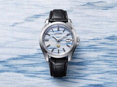 La montre Citizen AQ4090-08A est présentée sur un fond de papier washi indigo, ce qui met en valeur le motif bleu vaporeux du cadran fabriqué à la main.