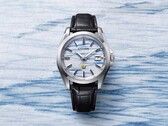 La montre Citizen AQ4090-08A est présentée sur un fond de papier washi indigo, ce qui met en valeur le motif bleu vaporeux du cadran fabriqué à la main.