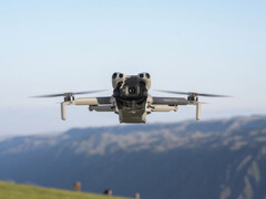 Le DJI Mini 5 Pro en vol. (Source de l&#039;image : via Roland Quandt) 