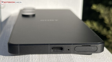 En bas : bord de la base : USB-C, microphone, SIM/microSD