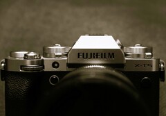 Le Fujifilm X-T5 présenté ici devrait bientôt avoir un successeur.