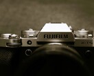 Le Fujifilm X-T5 présenté ici devrait bientôt avoir un successeur.