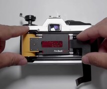 Insertion du capteur dans l'appareil photo (Image Source : I'm Back Film)