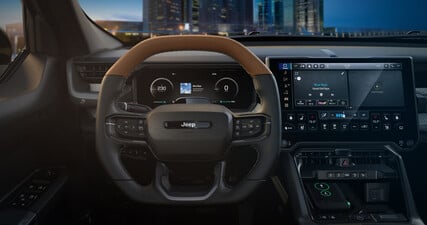 Le poste de pilotage numérique du Recon comprend un écran central tactile de 14,5 pouces et un écran conducteur de 12,3 pouces. Des applications spéciales tout-terrain facilitent la navigation sur les terrains accidentés. (Source de l'image : Jeep)