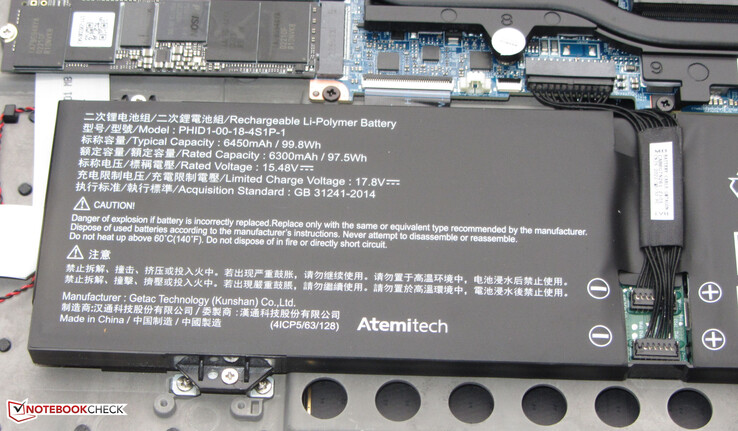 La batterie a une capacité de 99,8 Wh.