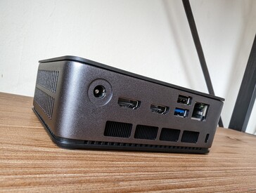 Arrière : Adaptateur secteur, 2x HDMI 2.1, USB-A 2.0, USB-A 3.2 Gen. 2, RJ-45 2,5 Gbps, emplacement pour verrou Kensington