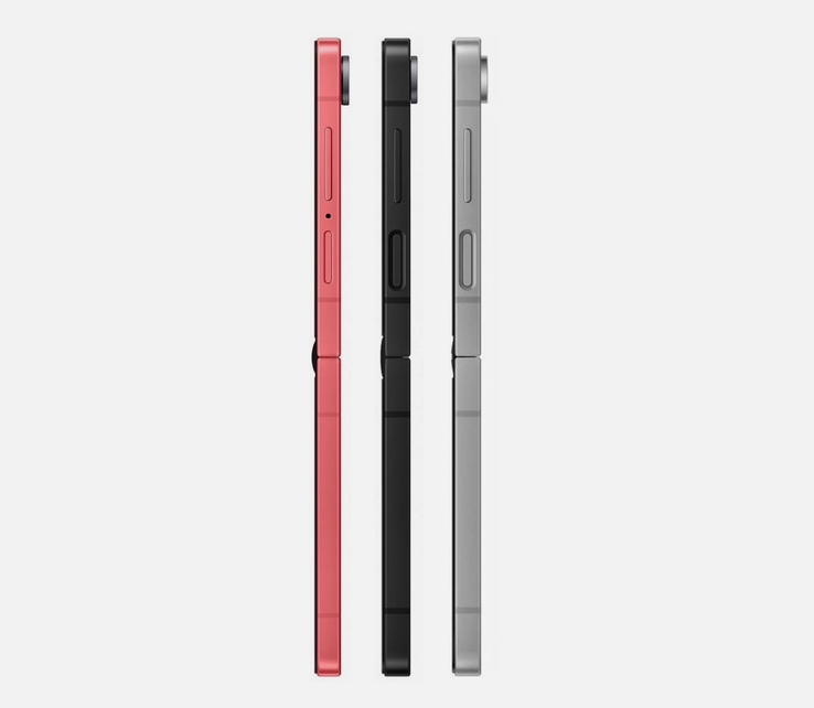 Le Samsung Galaxy Z Flip7 (à gauche) comparé au Galaxy Z Flip7 FE (au milieu) et au Galaxy Z Flip6 (à droite).