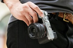Bien que l'A7C ait reçu un accueil très favorable, la manipulation et l'utilisation de l'appareil sont des critiques courantes à l'égard de l'appareil photo compact. (Source de l'image : Sony)