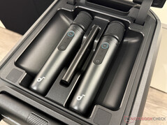 deux microphones sous une couverture...