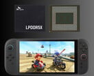 Modules de mémoire photographiés au-dessus de la Nintendo Switch 2 (Source d'image : Nintendo of America, SK Hynix)