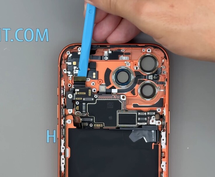 Image thermique de l'iPhone 17 Pro Max montrant la répartition de la chaleur autour de la zone de la caméra arrière (Image source : How-FixIT via YouTube)