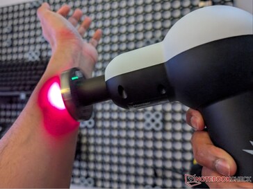 Pistolet de massage Solbasium S2 avec accessoire de thérapie par la lumière rouge.