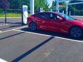 Tesla à une nouvelle station V4 Supercharger en France (image : Alexandre Druliolle)