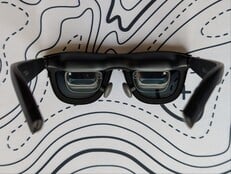 Lunettes AR Xreal One Pro posées à plat