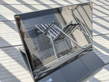 HP EliteBook Folio 13.5 en utilisation extérieure (soleil derrière le cabriolet)