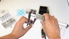 Une image du drone en main (Source : Hoarder Sam ; capture d'écran)