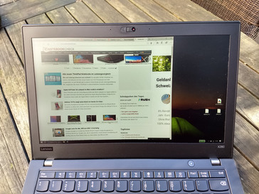 ThinkPad X280 - A l'extérieur à l'ombre, un jour de grand soleil.