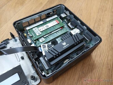 Intel NUC11PAQi7 avec lecteur Predator et dissipateur thermique installé