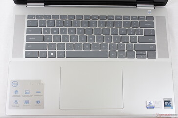 le clavier et la disposition sont identiques à ceux de l'Inspiron 14 7420 2-en-1. L'espace supplémentaire sur les côtés du clavier est occupé par les haut-parleurs