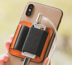 L'étui magnétique pour dongle, disponible en option, se fixe à n'importe quel téléphone MagSafe.