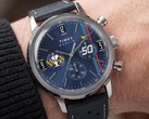 Chronographe Peanuts® x Timex Marlin® porté au poignet, présentant un cadran bleu, un bracelet en cuir bleu perforé et un design de chronographe sur le thème de Snoopy.