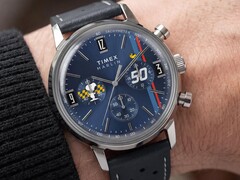 Chronographe Peanuts® x Timex Marlin® porté au poignet, présentant un cadran bleu, un bracelet en cuir bleu perforé et un design de chronographe sur le thème de Snoopy.