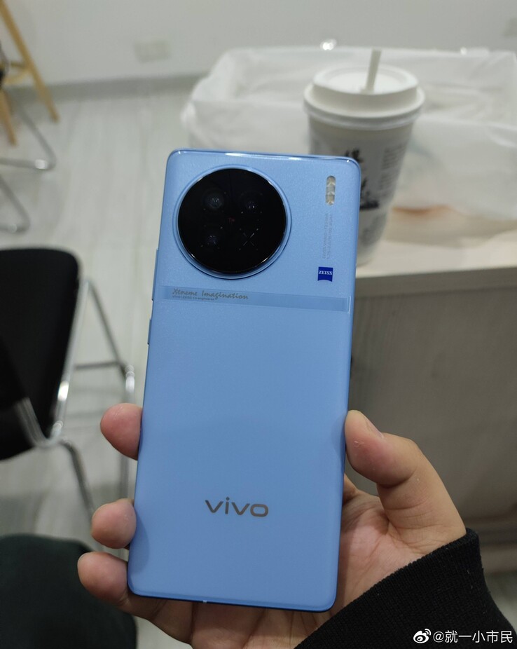 Vivo X90 : image de prise en main (image via Weibo)