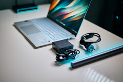 Le SoC Qualcomm Snapdragon X Elite de l'Asus Vivobook S15 a à peine besoin d'un adaptateur d'alimentation pour être pleinement performant. (Source de l'image : Alex Waetzel / Notebookcheck)