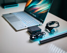 Le SoC Qualcomm Snapdragon X Elite de l'Asus Vivobook S15 a à peine besoin d'un adaptateur d'alimentation pour être pleinement performant. (Source de l'image : Alex Waetzel / Notebookcheck)