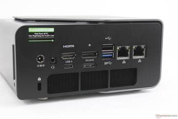 À l'arrière : Adaptateur secteur, verrou Kensington, casque 3,5 mm, HDMI 2.1, DisplayPort 1.4, USB-C avec DisplayPort + Power Delivery, OcuLink, USB-A 2.0, USB-C 3.2 Gen. 2, 2x RJ-45 (2,5 Gbps)