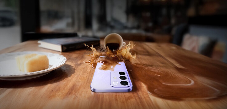 Le Realme C85 Pro est également réputé étanche au café chaud. (Source de l'image : Realme)