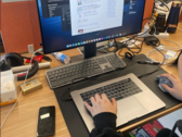Un MacBook entièrement fonctionnel avec un écran externe attaché (image via DuanRui sur Twitter)