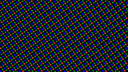 L'écran OLED utilise une matrice de sous-pixels RGGB composée d'une LED rouge, d'une LED bleue et de deux LED vertes.