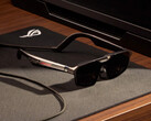 Le ROG Xreal R1 est livré avec une station d'accueil et coûte 849 $. Illustration : Une photo promotionnelle montrant les lunettes sur une table.