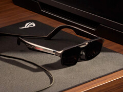 Le ROG Xreal R1 est livré avec une station d'accueil et coûte 849 $. Illustration : Une photo promotionnelle montrant les lunettes sur une table.