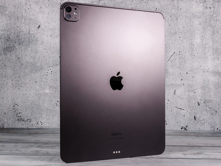 Vue arrière de l'iPad Pro Apple en finition space black montrant sa caméra et le logo Apple (Image source : Notebookcheck)