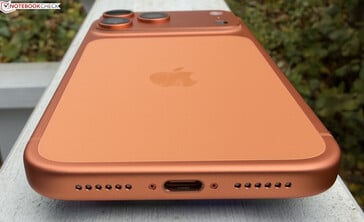 En bas : microphone, USB-C, volume