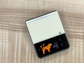 Le Galaxy Z Flip4 semble être équipé d'une batterie de 400 mAh supérieure à celle du Z Flip3. (Image Source : Jacob Krol/CNN)