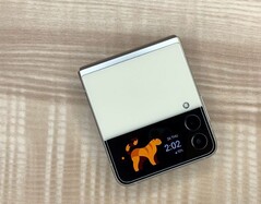 Le Galaxy Z Flip4 semble être équipé d'une batterie de 400 mAh supérieure à celle du Z Flip3. (Image Source : Jacob Krol/CNN)