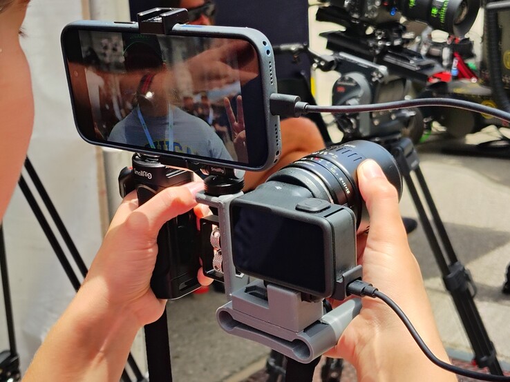 Mission 1 Pro ILS avec une monture imprimée en 3D, une poignée Small Rig à gauche, un smartphone relié par USB et un objectif macro TTArtisan APS-C 40 mm F2.8.