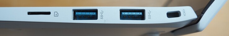 A droite : microSD, 2x USB-A 3.2 gen 2x1, verrou Kensington