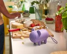 Une image de l'enceinte Bluetooth portable IKEA Grejsimojs dans une cuisine